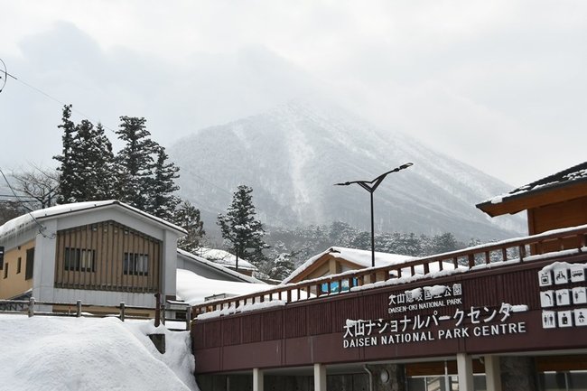 山頂部が白くかすんだ大山＝１１日午前１１時７分、鳥取県大山町大山