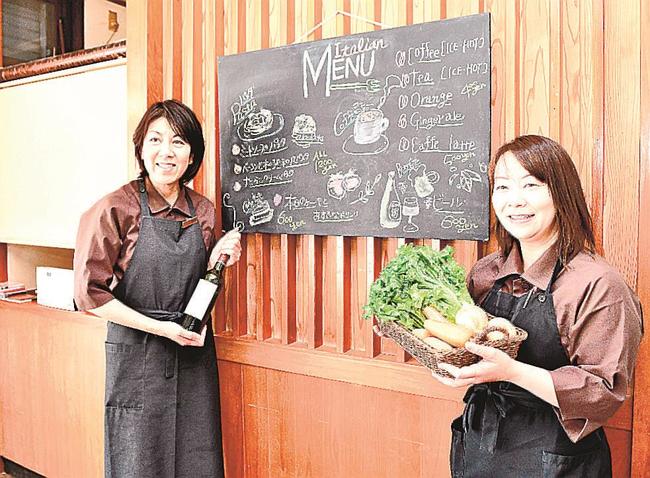 地元食材を使ったメニューをＰＲする有福ＢＩＡＮＣＯの従業員＝江津市有福温泉町
