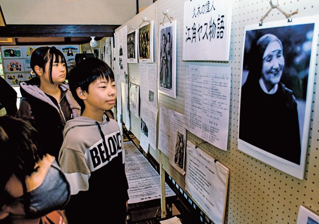 江角ヤスさんの展示資料を見る児童＝出雲市斐川町原鹿、旧豪農屋敷