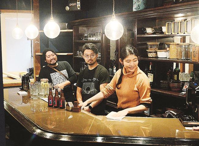 スナックのカウンターで開店準備を進めるメンバー＝大田市温泉津町温泉津