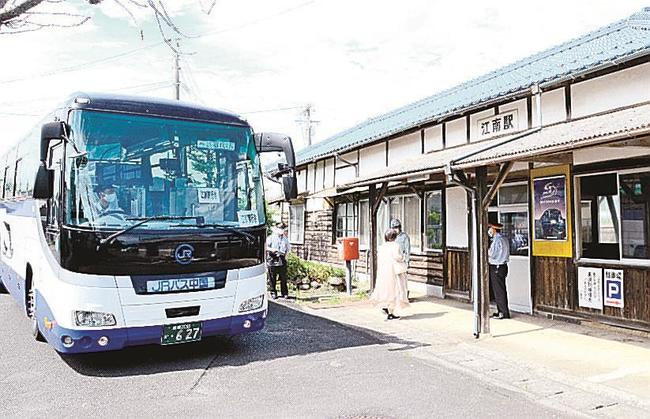 江南駅前に到着した代替バスから列車に乗り換える乗客＝出雲市湖陵町三部