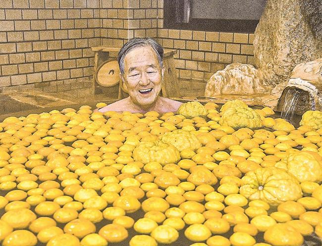 ゆず湯を楽しむ利用客＝大田市温泉津町温泉津、薬師湯