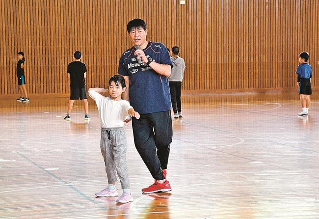 ボールの投げ方を指導する川崎憲次郎さん＝益田市乙吉町、市民体育館