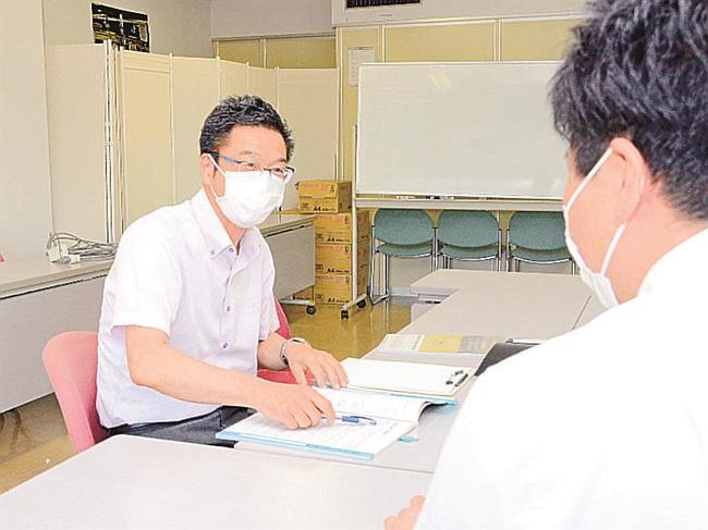 事業承継に関する相談に応じる専門相談員＝松江市母衣町