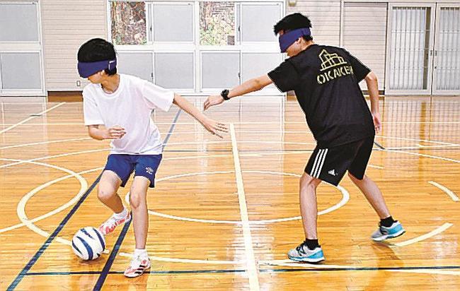 ブラインドサッカーの練習をする新宮愛菜さん（左）と岡桐生さん＝松江市西浜佐陀町、島根県立盲学校