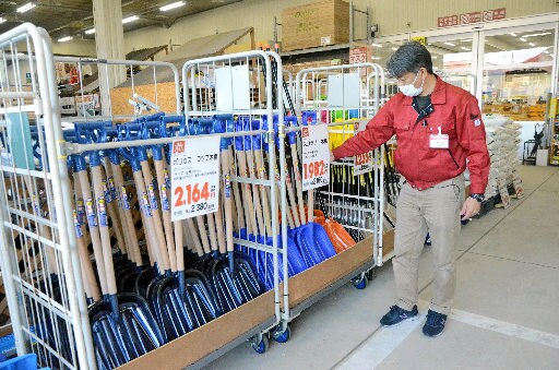 朝刊先読み 17日に強い寒気 タイヤ交換に駆け込むドライバー 山陰中央新報デジタル