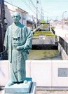 
          
高瀬川沿いに立つ大梶七兵衛の銅像＝出雲市今市町
        