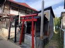 道端にある小さな神社にも御柱が４本建っていた＝長野県下諏訪町