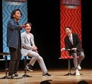 軽快なトークをみせる見取り図の２人（左から１、２人目）と中田カウス＝松江市殿町、島根県民会館
