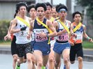 
          
前回大会で先頭争いをする１区のランナー＝松江市西嫁島３丁目
        