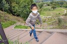 つづら折りになった「七曲り」を上り、難攻不落といわれた月山富田城を実感する中村勇斗君
