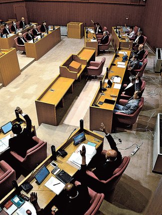 議員報酬を引き上げる条例改正案に賛成し、挙手する議員。左奥は町執行部＝島根県奥出雲町横田、町役場横田庁舎