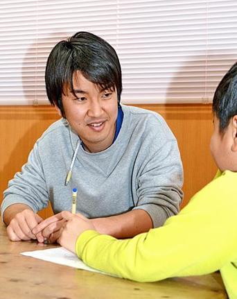 児童発達支援管理責任者の藤原駿輔さん＝松江市学園２丁目