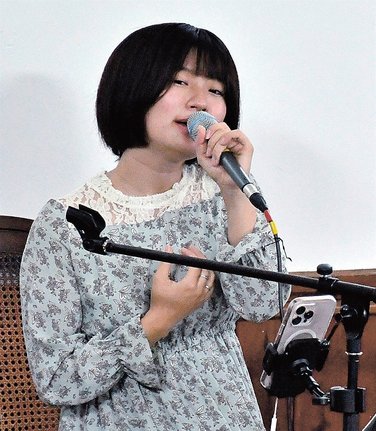 心地よい歌声で来場者を魅了する松田千明さん=島根県奥出雲町横田、横田相愛教会