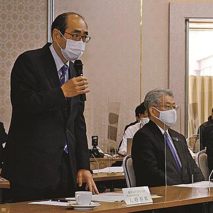 再建計画を説明する一畑電気鉄道の大谷厚郎会長（左）＝松江市殿町、サンラポーむらくも