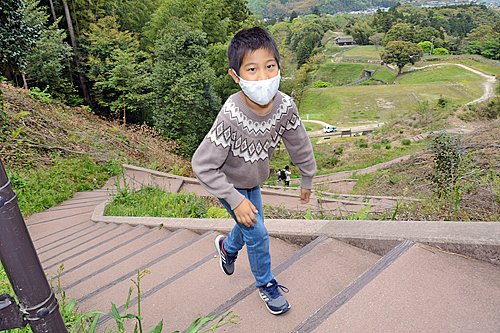 つづら折りになった「七曲り」を上り、難攻不落といわれた月山富田城を実感する中村勇斗君