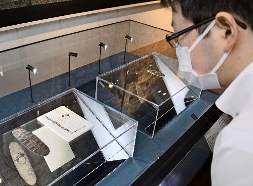 展示されている本物の「文禄石州丁銀」（左）＝古代出雲歴史博物館、出雲市大社町杵築東