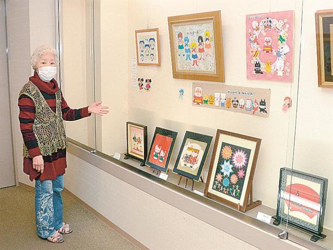 手掛けたアニメキャラクターなどの作品を紹介する落合早智子さん＝出雲市西平田町、ぎゃらりーＨａｎｄ＆Ｈａｎｄ
