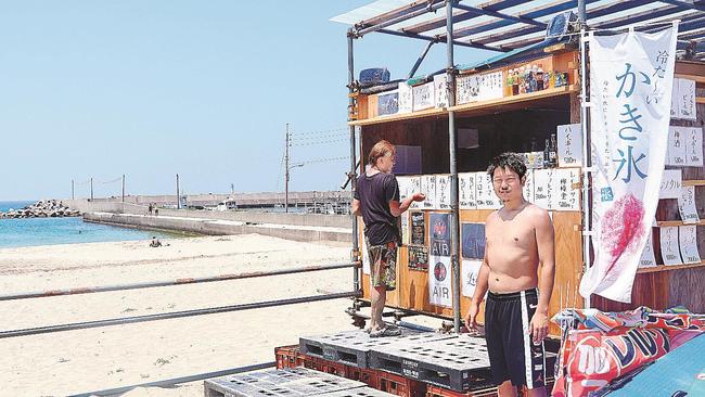 古浦海岸で海の家を開いた栗原大地さん＝松江市鹿島町古浦
