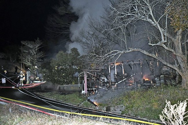 炎上する建物＝出雲市美野町