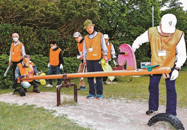 遊具の留め具に緩みがないかを確認する大田町民生児童委員協議会のメンバー＝大田市大田町、宮崎公園