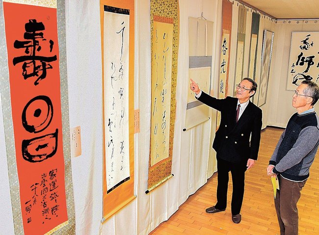 書の作品に見入る来館者＝出雲市多伎町口田儀、多伎文化伝習館
