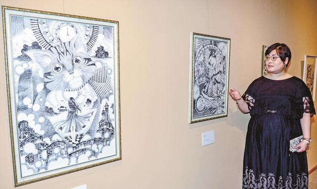作品を紹介するＡｋｕｔｏさん＝出雲市天神町、今岡美術館