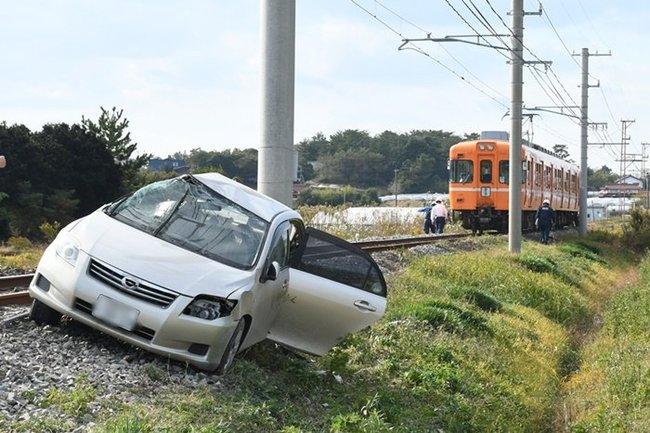 車と電車の衝突事故があった現場＝２３日午後