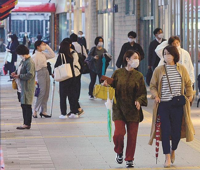 屋外でマスクを着用する人たち＝松江市朝日町、ＪＲ松江駅