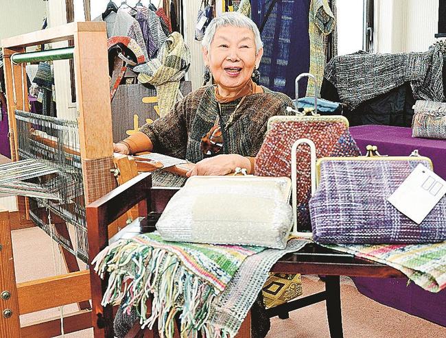 さをり織りの魅力を伝える大隅睦子さん＝出雲市大社町杵築西、吉田音楽教室