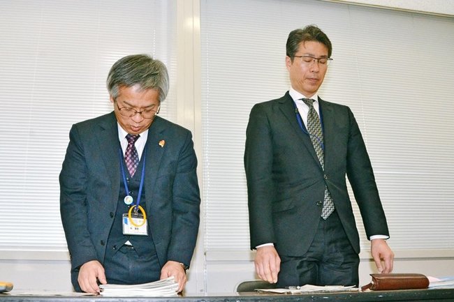 職員の懲戒処分を受けて謝罪する林憲彰次長（左）ら＝鳥取市東町１丁目、鳥取県庁