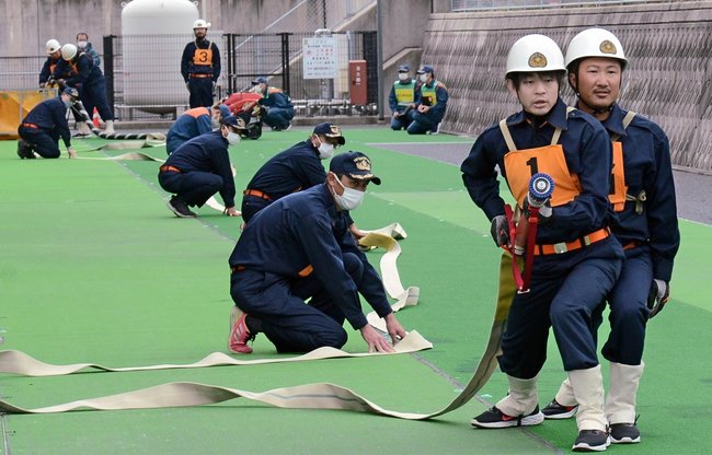 ホースを構え、的を狙う消防団員＝大田市大田町、市消防本部