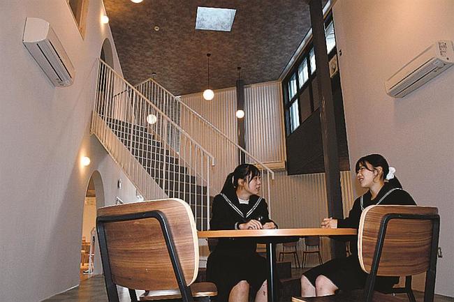 完成した第二邑学館で談笑する生徒たち＝島根県邑南町矢上