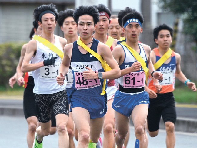 前回大会で先頭争いをする１区のランナー＝松江市西嫁島３丁目