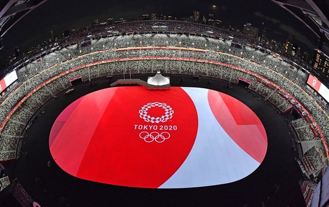 東京五輪の開会式が行われる国立競技場に映し出された五輪のエンブレム。緊急事態宣言下、無観客となった＝日夕（魚眼レンズ使用）