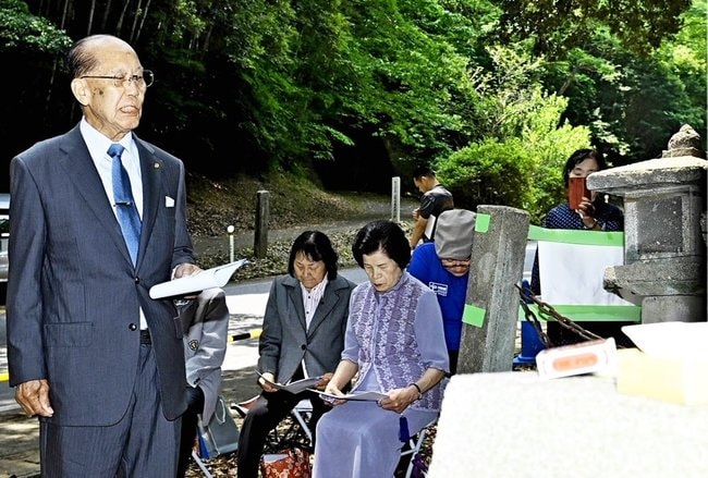 岸静江国治の墓前で和歌を吟じる東俊風さん＝益田市多田町