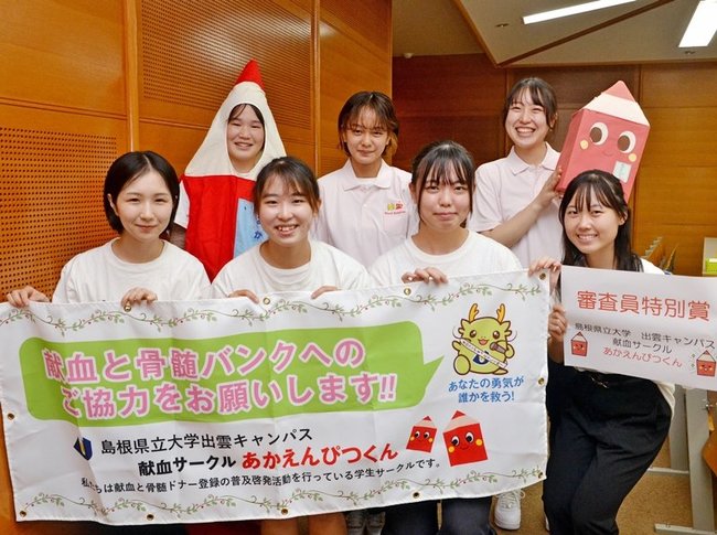 アイデアフェスに出場したあかえんぴつくんの１年生メンバー＝出雲市西林木町、島根県立大出雲キャンパス