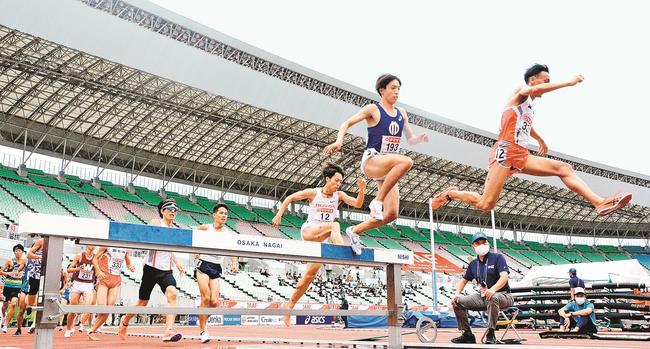 三浦龍司（右から２人目）は東京五輪でも代名詞と言える終盤のスパートを武器に世界と渡り合う
＝ヤンマースタジアム長居