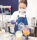 酵母をパン生地にまぜる店主の栗原なぎささん＝天然酵母のハードパンコタメリ、出雲里方町