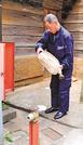 消防団が使う消火栓は水圧が高く高齢者が扱うのは困難。小型の消火栓設備もわずかにあるが、あまり手入れされず劣化が課題だ＝松江市島根町加賀