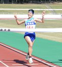 １２連覇のゴールテープを切る平田のアンカー角桃子＝県立浜山公園陸上競技場