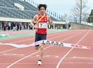 総合優勝のゴールテープを切る松江市Ａのアンカー堀尾和弥＝松江市上乃木１０丁目、松江市営陸上競技場