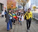 松江市内の練り歩くパレード参加者