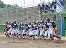 ＪＡカップ島根県学童軟式野球選手権大会試合に臨む江津のメンバー。谷本大晴君（右端）は４番主将で引っ張った＝松江市上乃木１０丁目、松江市営野球場