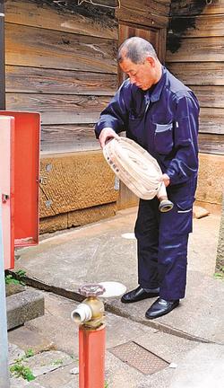消防団が使う消火栓は水圧が高く高齢者が扱うのは困難。小型の消火栓設備もわずかにあるが、あまり手入れされず劣化が課題だ＝松江市島根町加賀