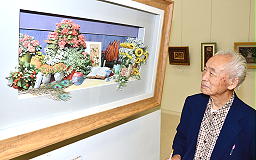 立体的に表現された作品を鑑賞する来場者