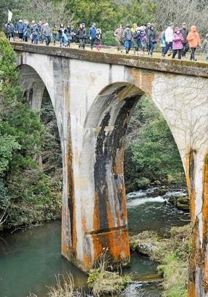 広浜鉄道今福線の遺構を巡るウオーキング大会でアーチ橋を歩く参加者＝２０２０年２月、浜田市佐野町
