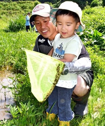 生き物を見つけて喜ぶ参加者＝島根県奥出雲町三所