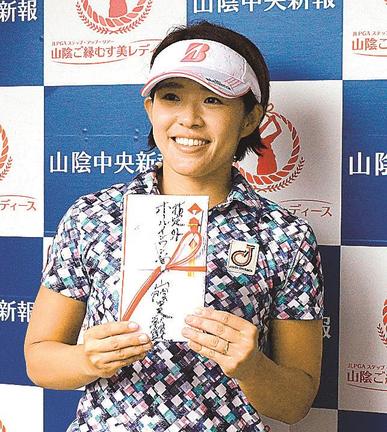 １３番ホールでホールインワンを達成した小川陽子＝大山平原ゴルフクラブ