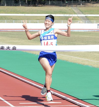 １２連覇のゴールテープを切る平田のアンカー角桃子＝県立浜山公園陸上競技場